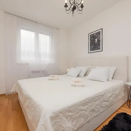 Apartman Designer With Garage And Balcony -