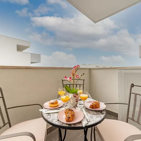 Apartman Designer With Garage And Balcony - *